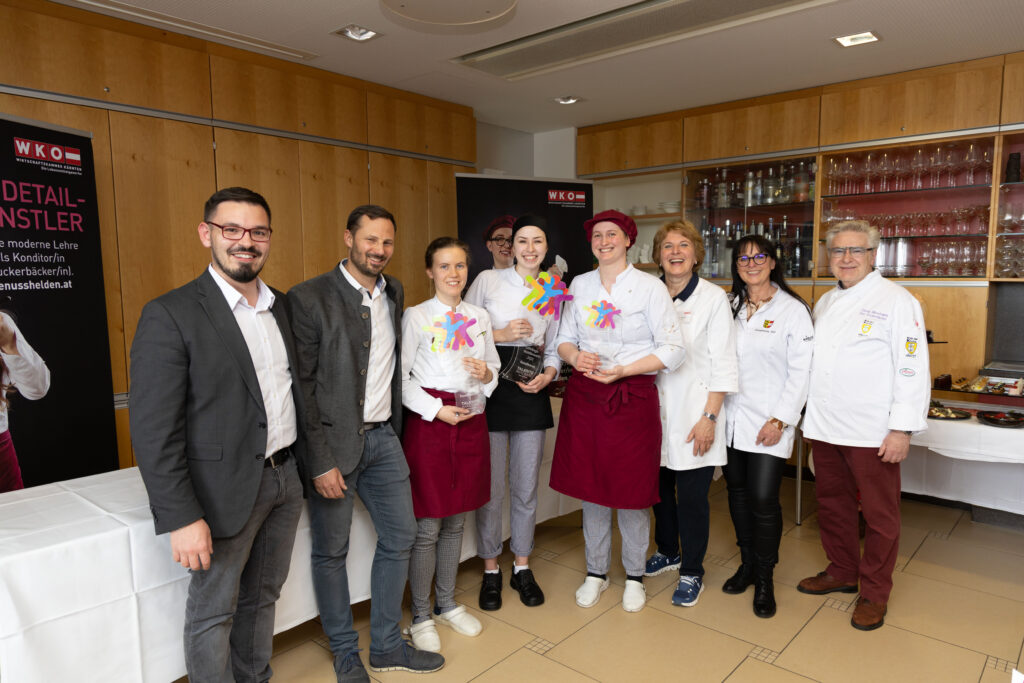 Landeslehrlingswettbewerb der Konditoren. Am Bild:  LAbg. Ervin Hukarevic und Innungsmeister Paulus Fahrnberger gratulierten Anita Kusuran (2. Platz), Landessiegerin Anna-Maria Hinteregger und Susanne Oberlerchner (3.Platz). Auch die Juroren Herta Tschuden, Annemarie Hoi und Georg Maushaben freuten sich über die tollen Leistungen. (c) WKK/Peter Just