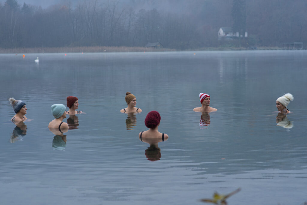 Eisbaden macht in der Gruppe am meisten Spaß! Yogatrainerin Sabine Markut nutzt die ruhige Zeit im eiskalten Wasser des Wörthersees für sich. Sie atmet bewusst, konzentriert sich auf den Moment und startet dann zufrieden und entspannt in den Tag.