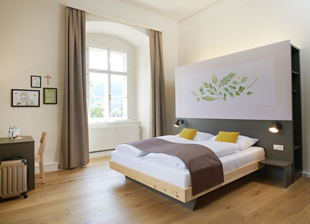 Doppelbett im Doppelzimmer im JUFA Hotel Stift Gurk mit Fenster